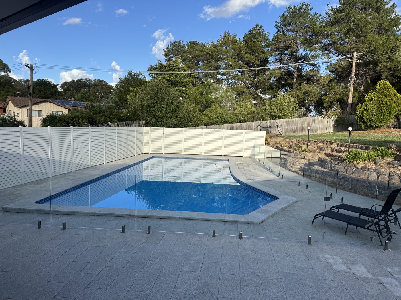 Compliant pool with glass safety barrier ACT